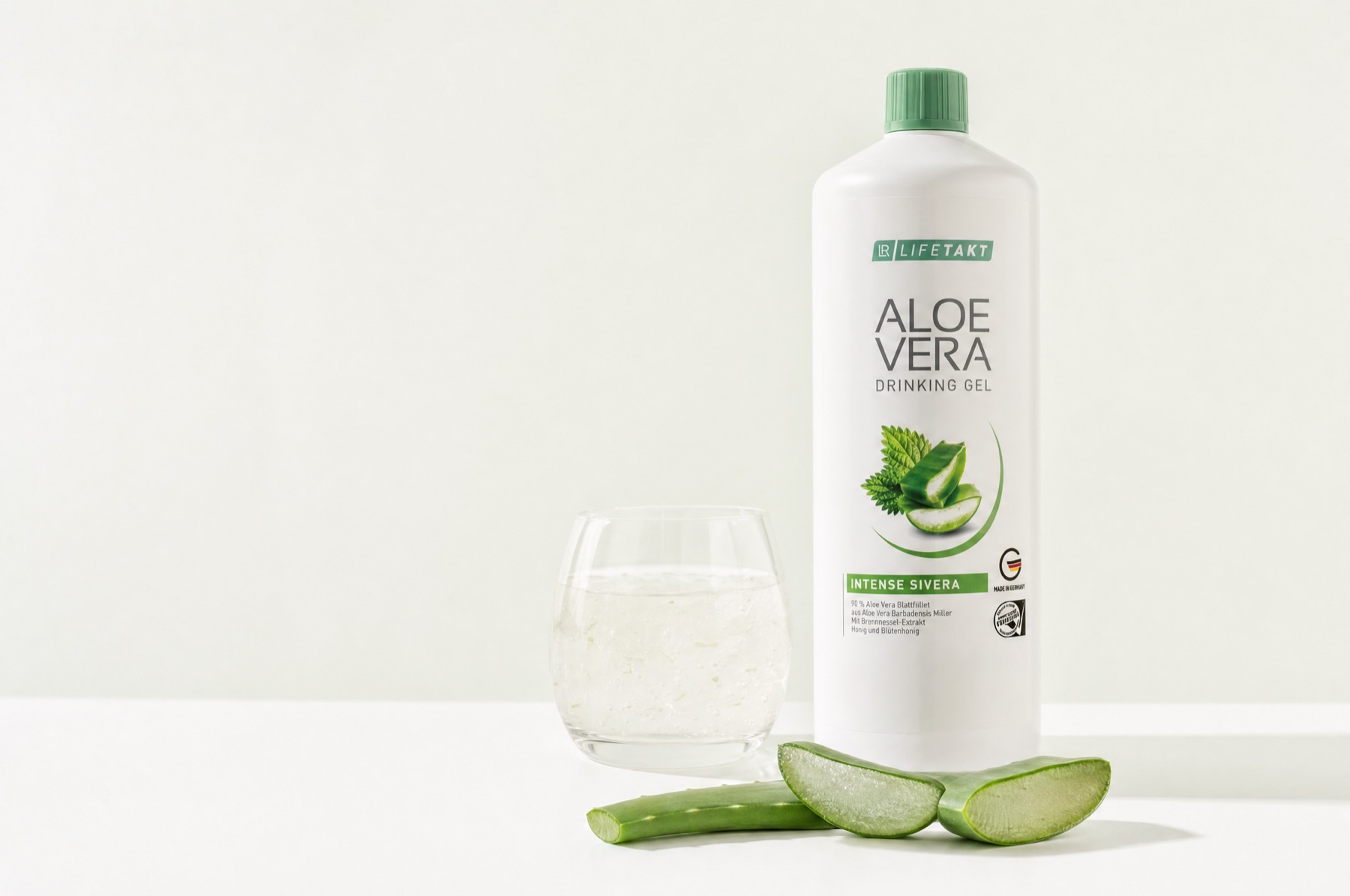 Aloe Vera гел за пиене с чаша и алое